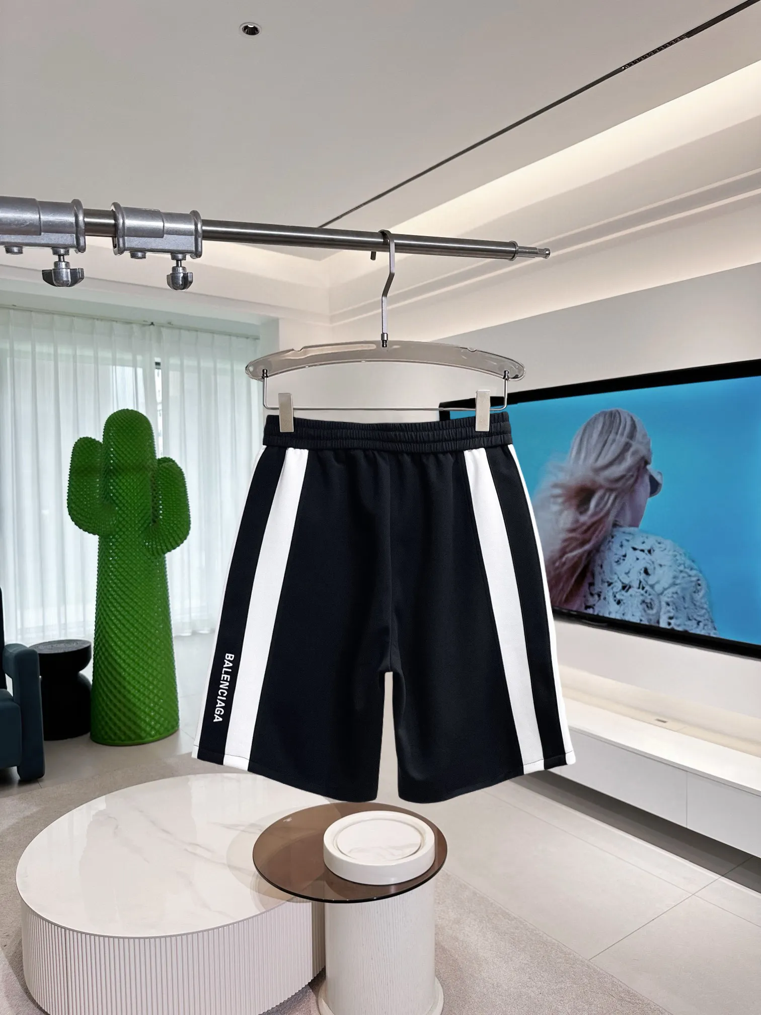 Balenciaga's three-standard complete 2026 summer New Arrival men's casual shorts, advanced custom-made Breathable fabric, Breathable fabric, extremely stretchy and comfortable, impeccable details, top-grade accessories, original logo design concept, delicate and soft feel! The upper body fit is awesome! Size: M-XXXL Please state your height and weight when ordering